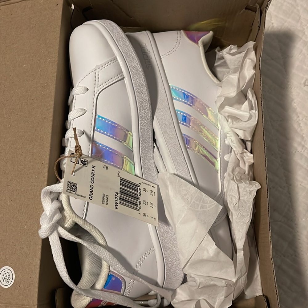 Girl's Adidas Grand Court K Sneakers in White Size 3 - Picture 2 of 3